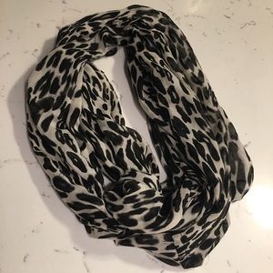 Infinity Scarf snow leopard print black white